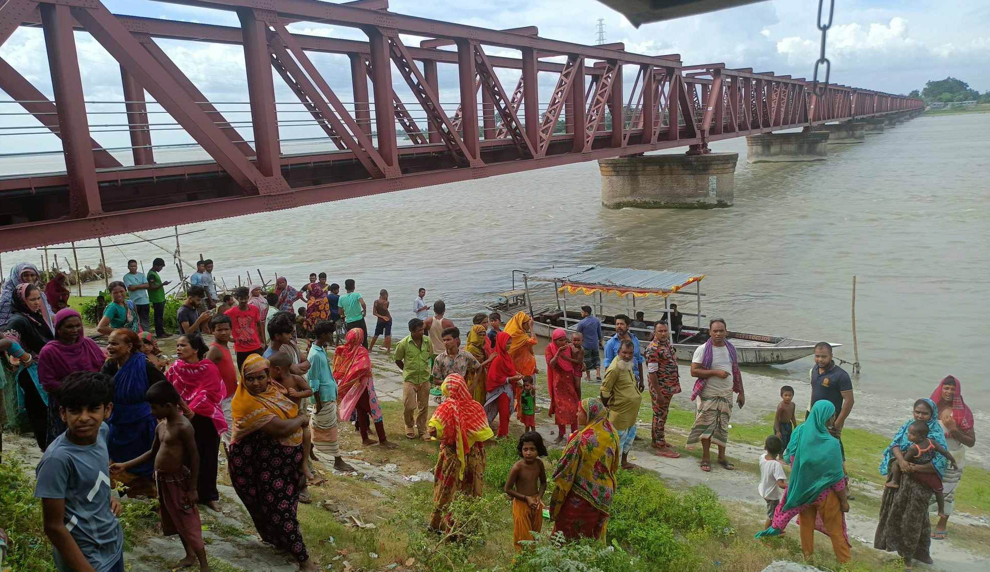 তিস্তা রেল সেতুর উপর থেকে কলেজ শিক্ষার্থীর নদীতে ঝাপ দিয়ে নিখোঁজ!