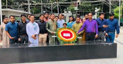 বঙ্গবন্ধুর প্রতিকৃতিতে ৩১তম বিসিএস ক্যাডার অ্যাসোসিয়েশনের শ্রদ্ধা