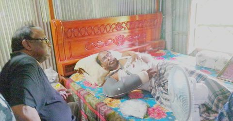 কাউনিয়ায় আহত আওয়ামী লীগ নেতা সাইফুল ইসলাম কে দেখতে গেলেন বাণিজ্য মন্ত্রী টিপু মুনশি এমপি