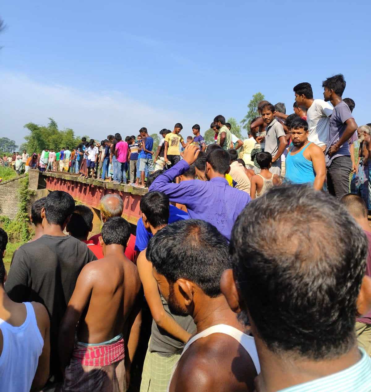 মীরবাগ রেল সেতুর নীচে ডোবা থেকে গাঁজাসহ এক ব্যক্তির লাশ উদ্ধার