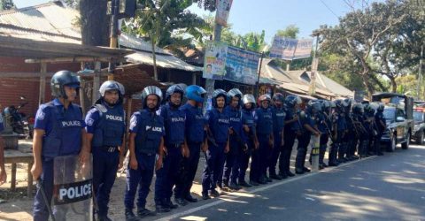 কাউনিয়ায় কঠোর অবস্থানে পুলিশ