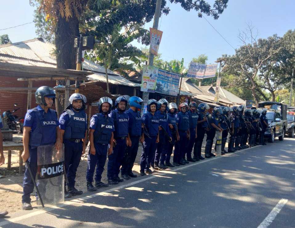 কাউনিয়ায় কঠোর অবস্থানে পুলিশ