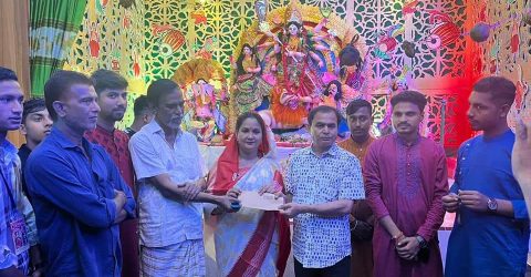 রংপুরে দুই উপজেলার পূজা মন্ডপে এমপি প্রার্থী লিলির আর্থিক অনুদান প্রদান