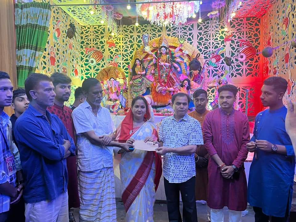 রংপুরে দুই উপজেলার পূজা মন্ডপে এমপি প্রার্থী লিলির আর্থিক অনুদান প্রদান