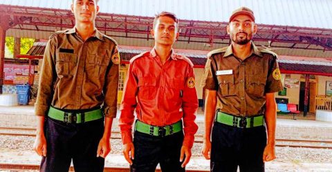 কাউনিয়ায় নাশকতা এড়াতে রেললাইন পাহাড়া দিচ্ছে আনসার ভিডিপির সদস্যরা