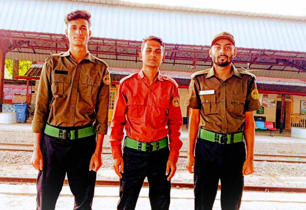 কাউনিয়ায় নাশকতা এড়াতে রেললাইন পাহাড়া দিচ্ছে আনসার ভিডিপির সদস্যরা