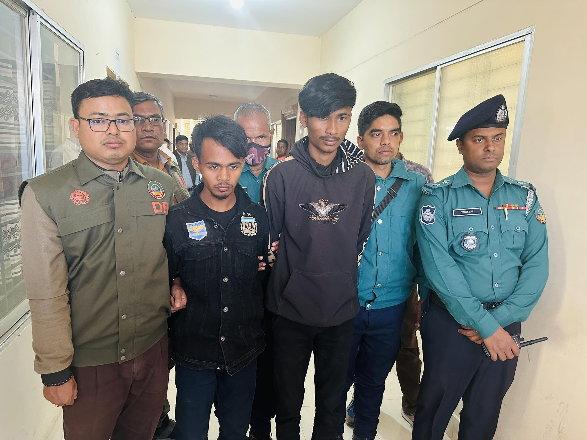 ফটোগ্রাফারকে আঘাত করে মৃত ভেবে পালিয়ে যাওয়া দুইজন গ্রেফতার