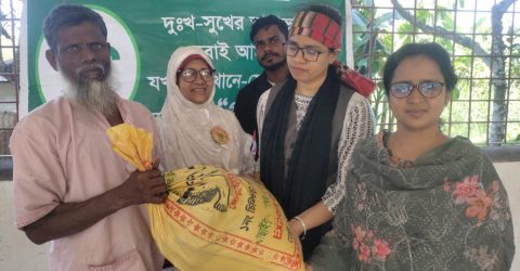 রংপুরে হতদরিদ্রের মাঝে পাশে আছি’র পক্ষ থেকে খাদ্য সামগ্রী বিতরণ