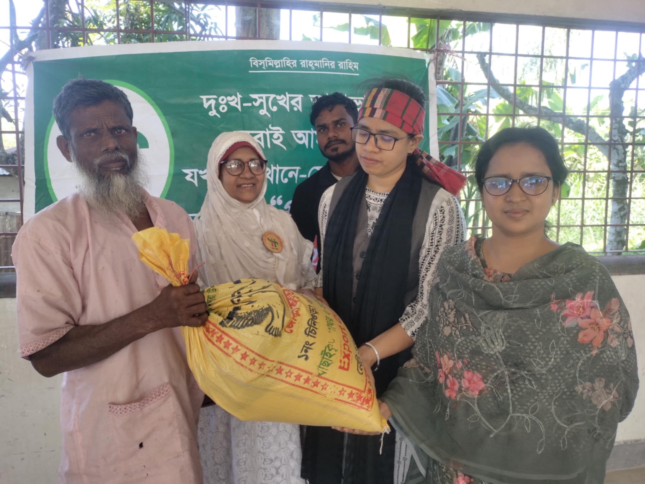 রংপুরে হতদরিদ্রের মাঝে পাশে আছি’র পক্ষ থেকে খাদ্য সামগ্রী বিতরণ