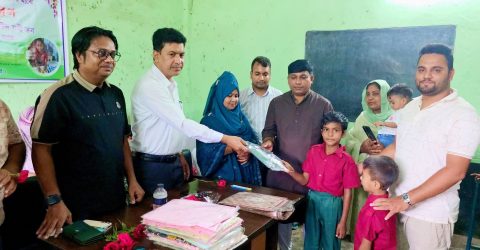 রংপুরে সুবিধাবঞ্চিত শিক্ষার্থীদের মাঝে ঈদ উপহার বিতরণ