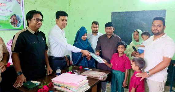 রংপুরে সুবিধাবঞ্চিত শিক্ষার্থীদের মাঝে ঈদ উপহার বিতরণ