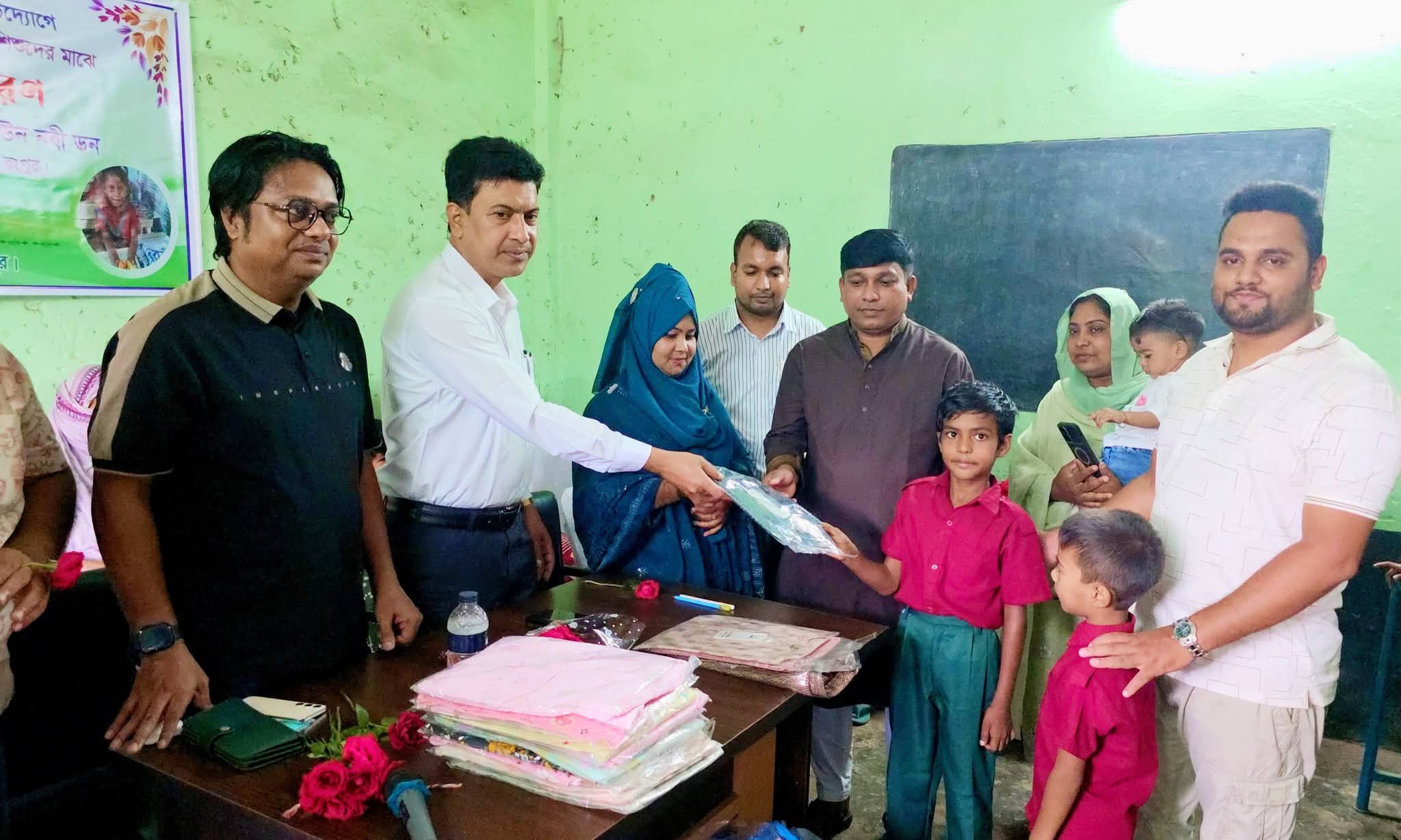 রংপুরে সুবিধাবঞ্চিত শিক্ষার্থীদের মাঝে ঈদ উপহার বিতরণ