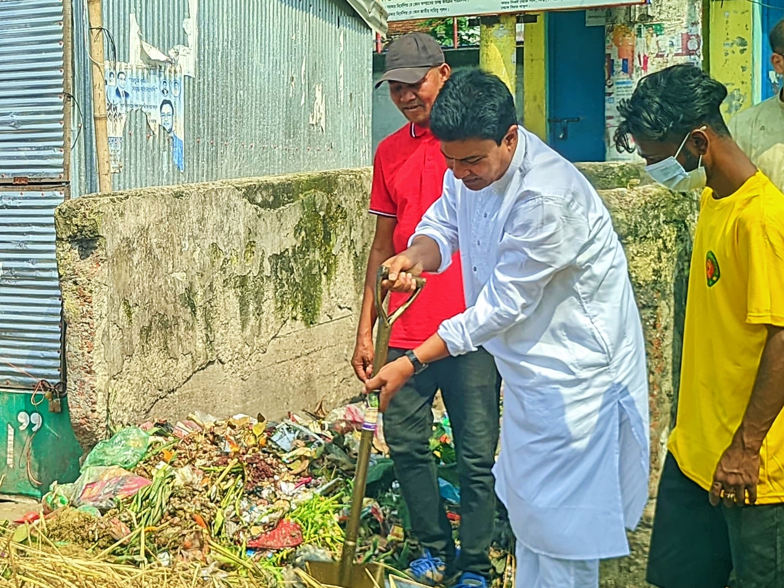 ৮ ঘণ্টার মধ্যেই বর্জ্য অপসারণ করলেন রসিক প্রশাসক 