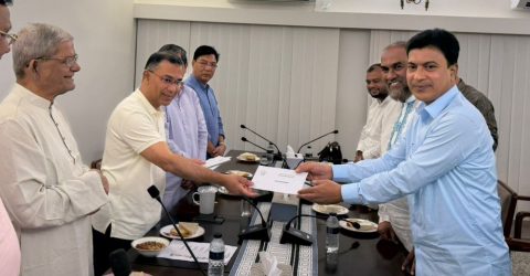 রসিক এর পরিচ্ছন্নতাকর্মীদের ঈদ বোনাসের চেক গ্রহন করলেন প্রশাসক ডন