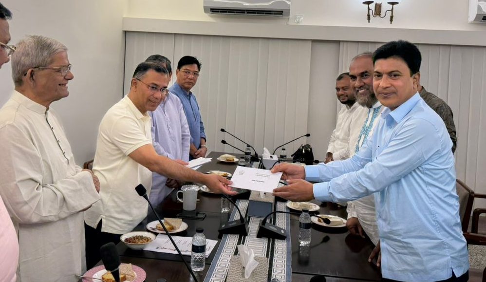 রসিক এর পরিচ্ছন্নতাকর্মীদের ঈদ বোনাসের চেক গ্রহন করলেন প্রশাসক ডন