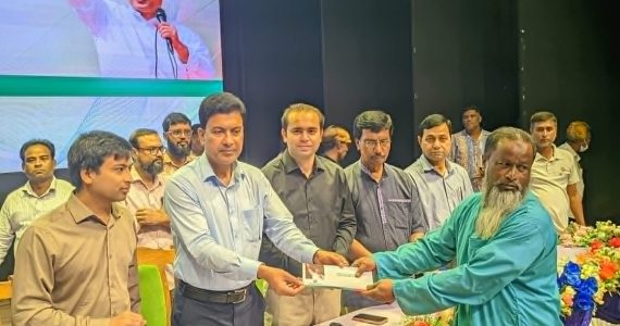 পরিচ্ছন্নতা কর্মীরা নিজেদের আরাম ত্যাগ করে নগরীকে পরিচ্ছন্ন রাখে——————রসিক প্রশাসক