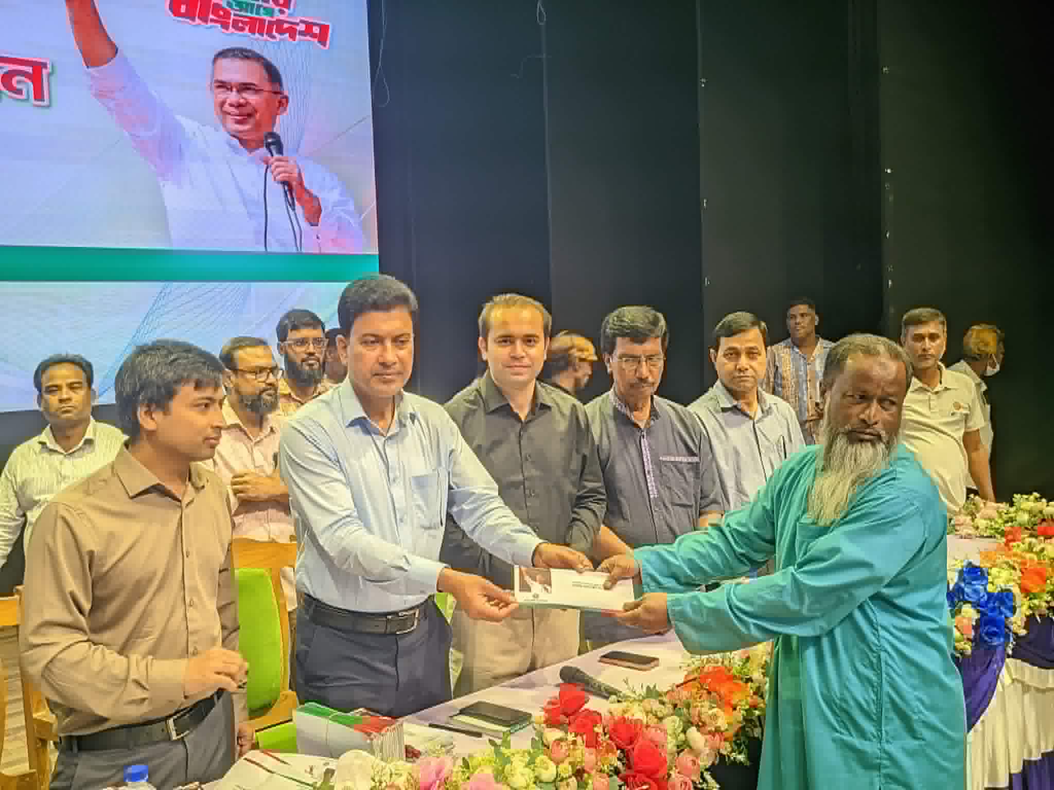 পরিচ্ছন্নতা কর্মীরা নিজেদের আরাম ত্যাগ করে নগরীকে পরিচ্ছন্ন রাখে——————রসিক প্রশাসক