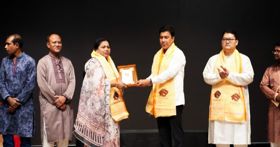 রংপুর নাট্যফোরামের উদ্যোগে অভিনয় শিল্পী রাবেয়া আক্তার মনিকে সম্মাননা প্রদান