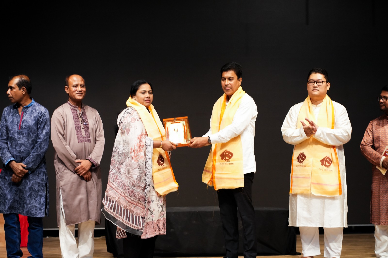 রংপুর নাট্যফোরামের উদ্যোগে অভিনয় শিল্পী রাবেয়া আক্তার মনিকে সম্মাননা প্রদান