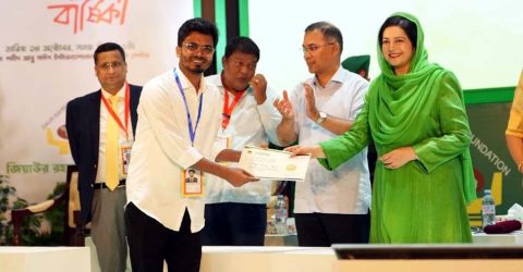 প্রধানমন্ত্রীর হাত থেকে পুরস্কার পেলেন রংপুরের রিয়াদ মিয়া